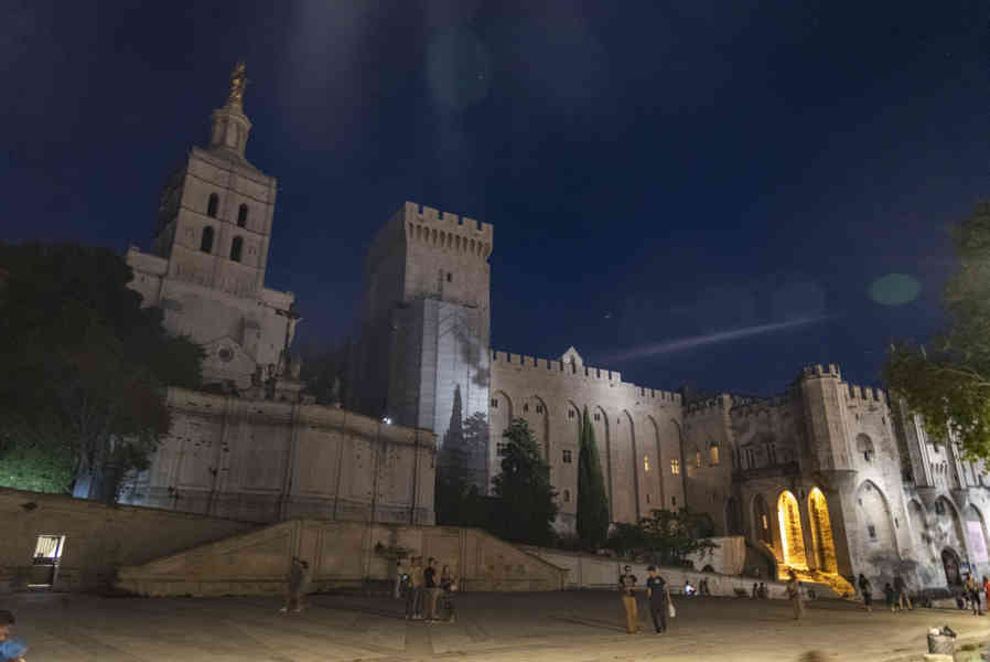 Francia - Avignon 058 - Palacio de Los Papas y  basílica Metropolitana de Notre-Dame des Doms - imagen nocturna.jpg
